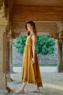 The TwoSisters Plus Size|Nomad Chic Collectie-Ancient Whispers zomerjurk Okergeel