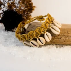 The TwoSisters Enkelbandjes-Enkelbandje Macramé Schelpje Oker