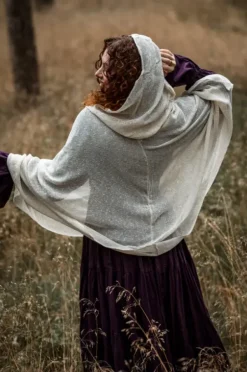 The TwoSisters Plus Size-Hooded Poncho Gebroken wit
