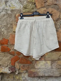 The TwoSisters Nomad Chic Collectie|Broeken-Mira Sol korte Broek Gebroken Wit