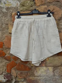 The TwoSisters Nomad Chic Collectie|Broeken-Mira Sol korte Broek Gebroken Wit