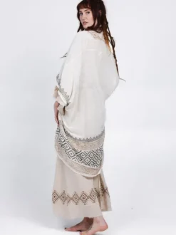 The TwoSisters Plus Size|Nomad Chic Collectie-Nomad Chic poncho Gebroken wit