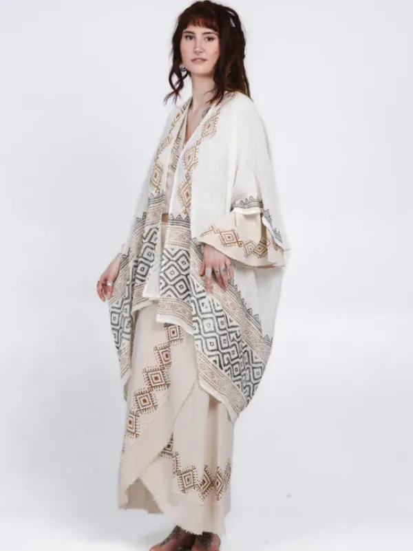 The TwoSisters Plus Size|Nomad Chic Collectie-Nomad Chic poncho Gebroken wit