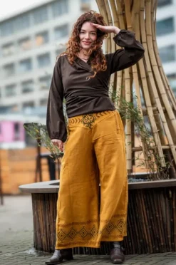 The TwoSisters Nomad Chic Collectie|Broeken-Zora Broek Oker Geel